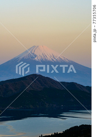 夜明けの富士山（箱根・富士見峠より） 77355706