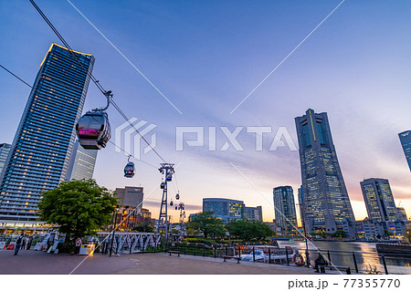 横浜エアキャビンロープウェイが開通した横浜みなとみらいの夜景の写真素材 横浜エアキャビンロープウェイが開通した横浜みなとみらいの夜景の写真素材