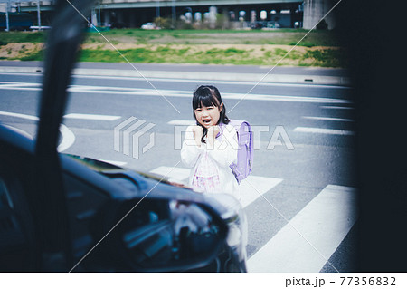 交通事故に遭う小さな女の子 交通事故に遭う小さな女の子 77356832