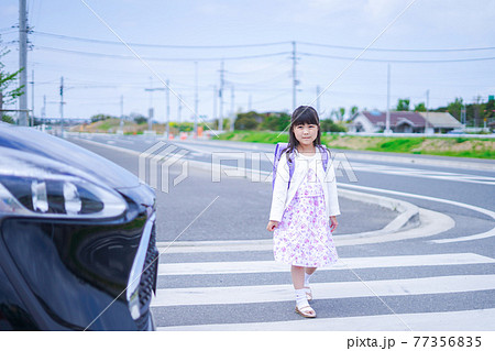 交通事故に遭う小さな女の子 77356835