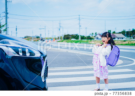 交通事故に遭う小さな女の子 交通事故に遭う小さな女の子 77356838