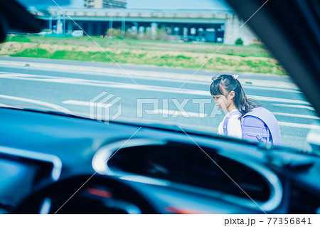 交通事故に遭う小さな女の子 77356841