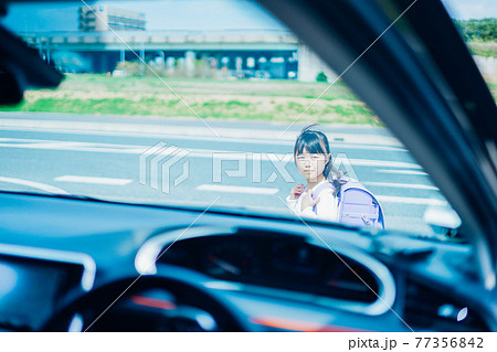 交通事故に遭う小さな女の子 77356842
