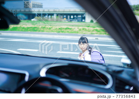 交通事故に遭う小さな女の子 77356843