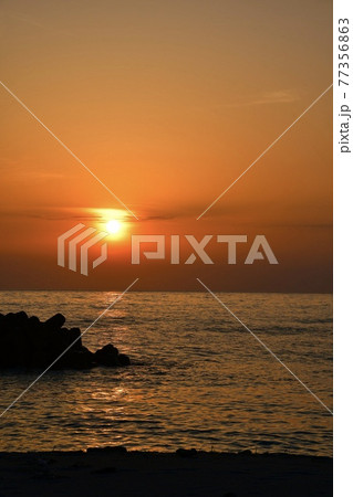日本海の素晴らしい夕焼け 77356863