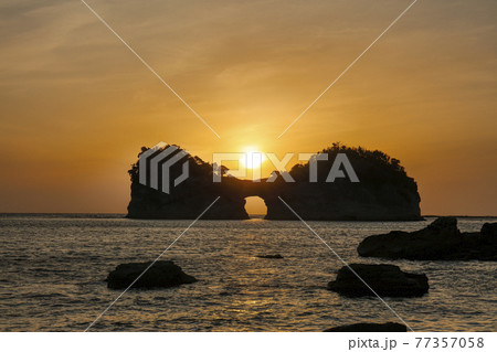 円月島の夕日【和歌山県西牟婁郡白浜町】 77357058