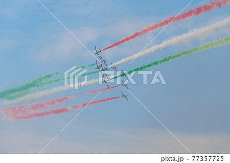 イタリア空軍アクロバットチーム「フレッチェ・トリコローリ」編隊交差 77357725