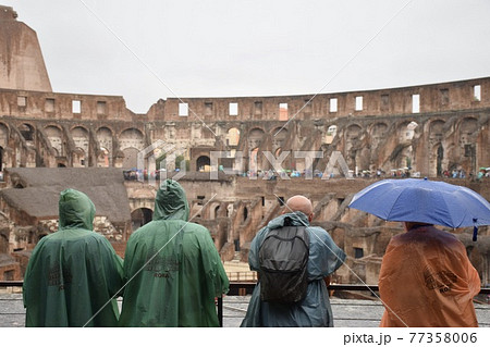 雨の日のイタリアのローマのコロッセオ 雨の日のイタリアのローマのコロッセオ 77358006