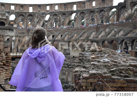 雨の日のイタリアのローマのコロッセオ 雨の日のイタリアのローマのコロッセオ 77358007