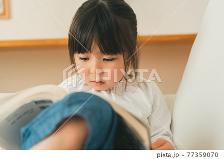 本を読む6歳児 本を読む6歳児 77359070