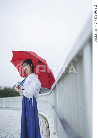 雨の日に傘をさす女性 雨の日に傘をさす女性 77359632