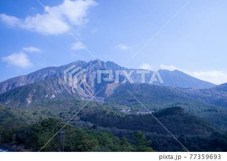 青い空を背景にした鹿児島県の桜島 77359693