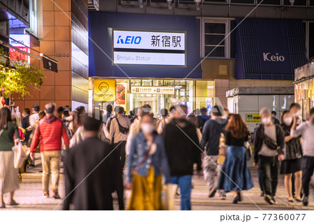 日本の東京都市景観 GWの新宿駅西口前。3度目の緊急事態宣言中だが、多くの人出=5月4日 日本の東京都市景観 GWの新宿駅西口前。3度目の緊急事態宣言中だが、多くの人出=5月4日 77360077