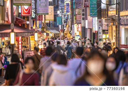 日本の東京都市景観　GWの下北沢。3度めの宣言中だがコロナ禍前と変わらない多くの人出＝5月4日 77360198