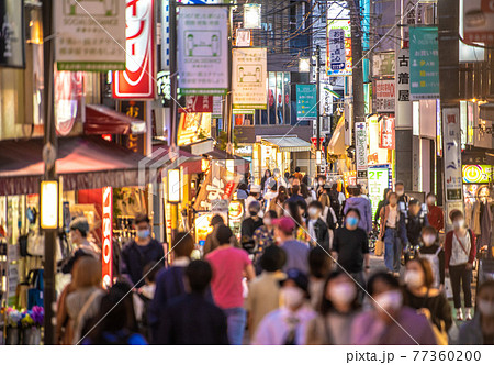 日本の東京都市景観　GWの下北沢。3度めの宣言中だがコロナ禍前と変わらない多くの人出＝5月4日 77360200