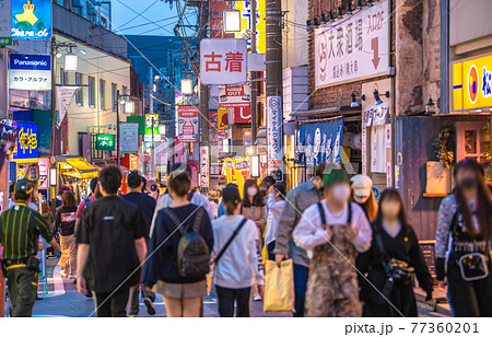 日本の東京都市景観　GWの下北沢。3度めの宣言中だがコロナ禍前と変わらない多くの人出＝5月4日 77360201