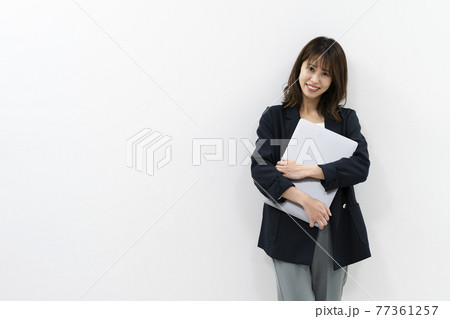 パソコンを使う女性 パソコンを使う女性 77361257