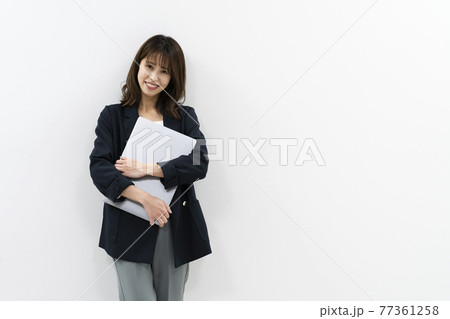 パソコンを使う女性 パソコンを使う女性 77361258