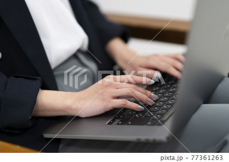 パソコンを使う女性 77361263