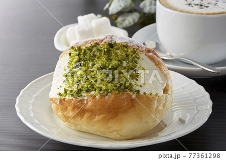 イタリア・ローマの伝統菓子「マリトッツォ」 77361298