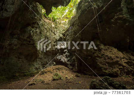 沖縄　美ら島　宮古諸島　伊良部島のパワースポット　洞窟　ヌドクビアブ 77361703