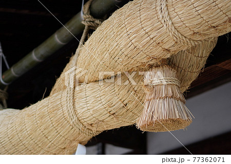 神社の大注連縄 77362071