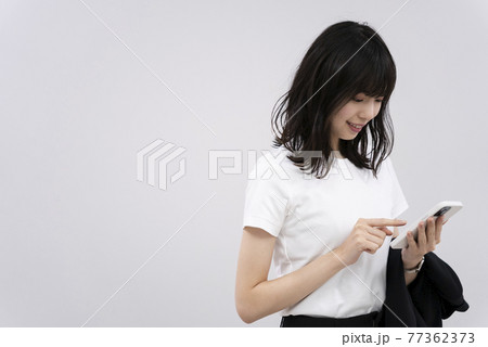 携帯電話を使う女性 77362373
