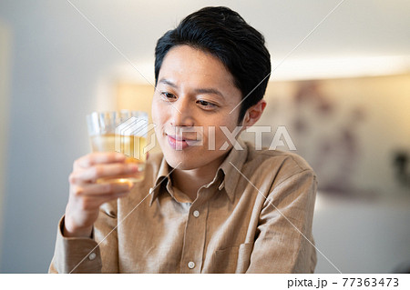 ウイスキーを飲む男性  77363473
