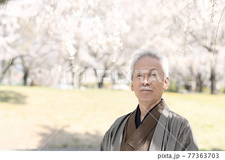 シニア男性 和服姿のポートレート シニア男性 和服姿のポートレート 77363703