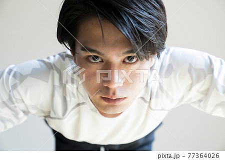 自宅でトレーニングをする男性 77364026