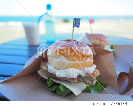 海が見えるテラス席で食べるバーガーは最高 77364340