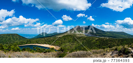 新緑のえびの高原_標高1200mにある自然豊かな美しい高原_韓国岳や池めぐり自然探勝路、甑岳など霧島 新緑のえびの高原_標高1200mにある自然豊かな美しい高原_韓国岳や池めぐり自然探勝路、甑岳など霧島 77364393