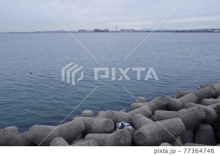 常滑の海 遠くに見えるセントレア中部国際空港 常滑の海 遠くに見えるセントレア中部国際空港 77364746