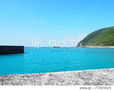 穏やかな嘉渡の港 77365025