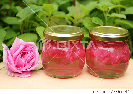 香りの女王ダマスクローズのシロップの写真素材