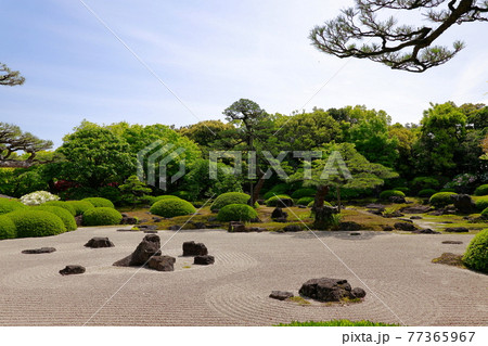 日本庭園の枯山水 77365967
