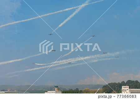 イタリア空軍アクロバットチーム「フレッチェ・トリコローリ」交差 77366083