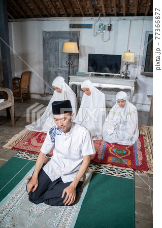 muslim family praying jamaah together at home muslim family praying jamaah together at home 77366877