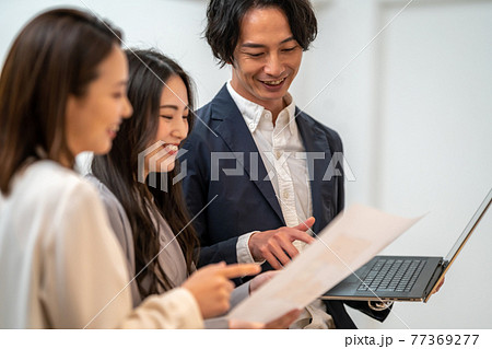 ビジネス オフィス 立ち話 3人 ビジネス オフィス 立ち話 3人 77369277