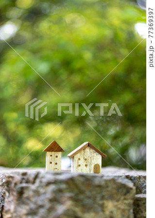 2軒の小さい可愛い木製ののおうち(新緑背景) 2軒の小さい可愛い木製ののおうち(新緑背景) 77369397