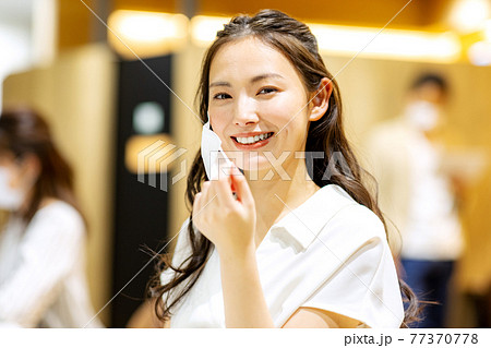 マスク　女性　屋内 77370778