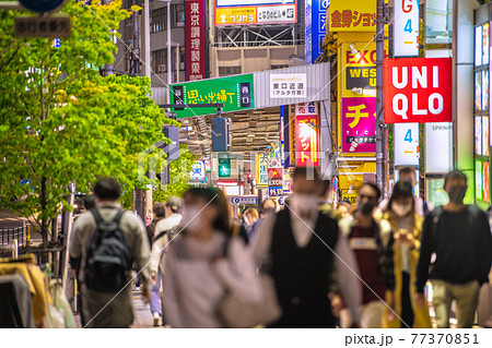 日本の東京都市景観 Gwの 思い出横丁 出入口前の通り 3度目の宣言中だが 多くの人出 5月4日の写真素材