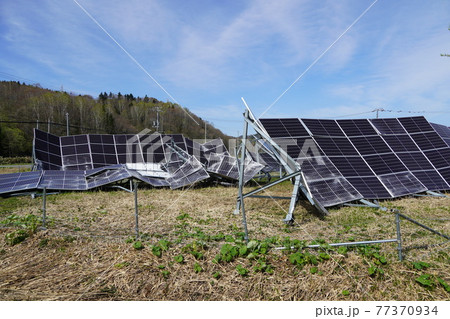 雪の重みで倒壊したソーラーパネル 77370934