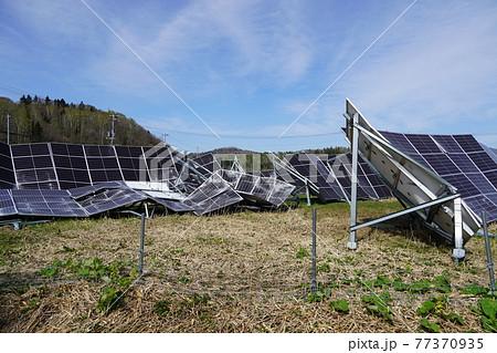 雪の重みで倒壊したソーラーパネル 77370935