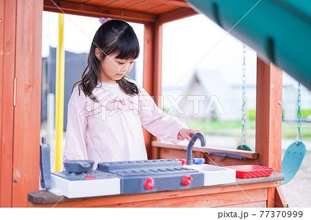 おままごとをする小さな女の子 77370999
