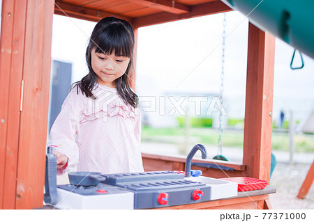 おままごとをする小さな女の子 77371000