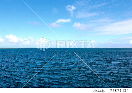 【沖縄】座間味島へ向かうフェリーから眺めた沖縄の海 【沖縄】座間味島へ向かうフェリーから眺めた沖縄の海 77371434