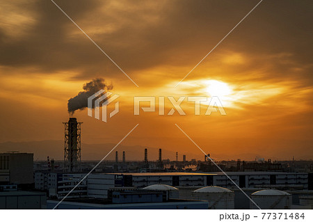 京浜工業地帯の夕景【神奈川県・川崎市・川崎区】 77371484