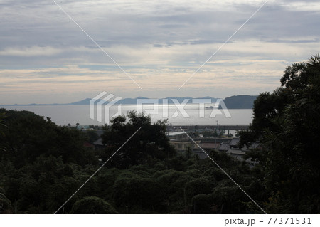 高台から見下ろす三河湾と梶島 77371531