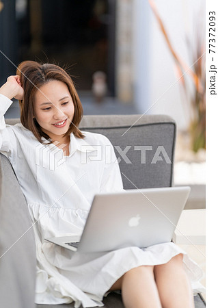 ワーケーション　リゾート地　仕事 77372093